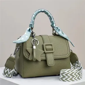 Borsa a tracolla verde scuro con ciondolo a stella e manico decorato con foulard