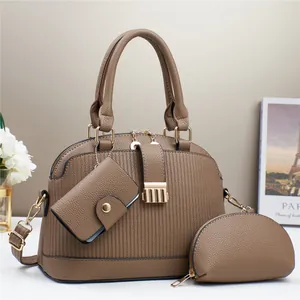 Conjunto de bolsos vintage de tres piezas en cuero marrón con detalles dorados de lujo