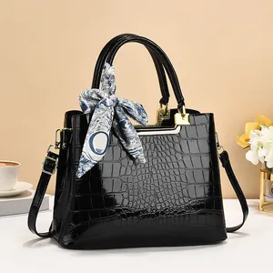 Elegante borsa a secchiello nera con trama coccodrillo, foulard e dettagli dorati