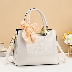 Elegante borsa a secchiello bianca con stampa coccodrillo, foulard arancione e dettagli oro