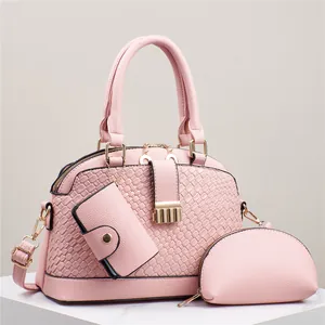 Ensemble de trois sacs à main rose avec texture tissée sur socle en pierre blanche