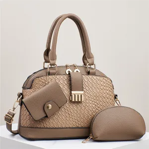Ensemble sac à main 3-en-1 marron avec grain litchi et texture tissée sur socle