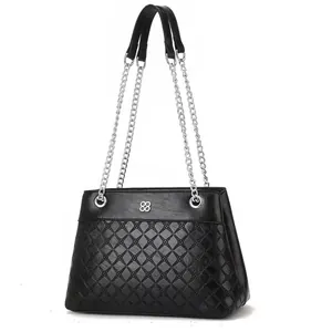 Elegante schwarze gesteppte Schultertasche mit Blumenprägung und Silberkette