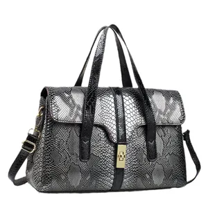 Schicke Handtasche mit Silber-Schlangenmuster, goldenem Drehverschluss und Schultergurt