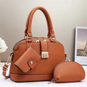 Juego de tres bolsos marrón con textura de grano de lichi y herrajes metálicos dorados