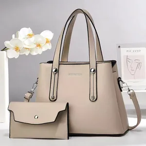 Dettaglio borsa a mano beige in pelle martellata con scritta FASHION & BAG e pochette