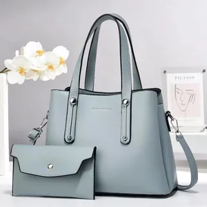 Grande borsa a mano azzurra e portafoglio coordinato in pelle a grana litchi