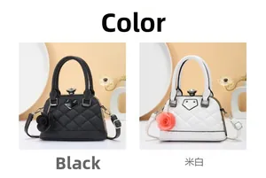 Détails de sacs coquille en cuir matelassé avec boucles strass et pendentif rose