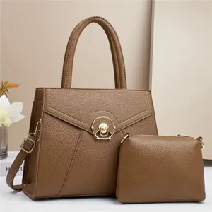 Set borsa 2 pezzi marrone con trama litchi, manico superiore e chiusura a girello dorata
