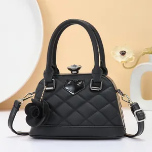 Sac à cadre matelassé noir avec pendentif camélia et fermoir orné de cristal chic