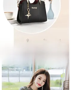 Détail du sac à main vintage noir avec pendentif étoile et garnitures dorées