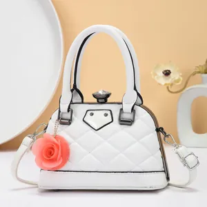Sac coquille blanc matelassé avec fermoir strass et pendentif fleur de rose rose