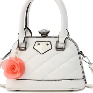 Sac à main blanc élégant en forme de coquillage avec motif matelassé et rose