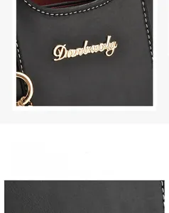 Gros plan sur le cuir PU noir avec coutures blanches et logo en métal doré sur le sac à main