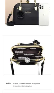 Detalle de compartimentos interiores del bolso trapecio negro con flores doradas