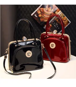 Details von Luxus-Lacklederhandtaschen mit goldenem Katzen-Emblem und Juwelen-Verschluss
