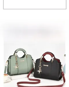 Détail de sacs à main élégants en similicuir avec pendentifs étoile et finitions dorées
