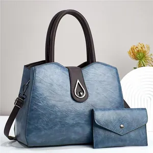 Détail macro du sac à main rétro bleu et pochette assortie avec fermoir métallique chic
