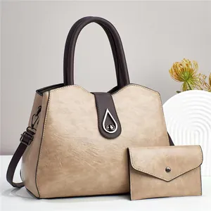 Détail de l'ensemble sac à main en similicuir kaki avec design bicolore et fermoir rotatif