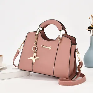 Sac à main chic en cuir rose avec pendentif étoile et bandoulière réglable pour femme
