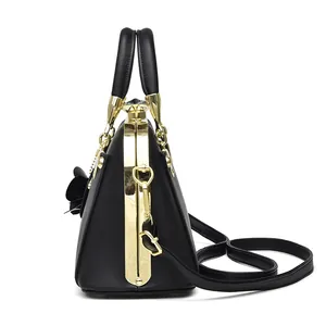 Elegante schwarze Ledertasche mit Goldrahmen und Blumenanhänger für Damen in 2024