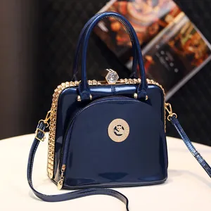 Dunkelblaue Lackleder-Handtasche mit Strassbesatz und Kristall-Schnallendetail