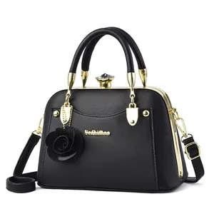 Elegante schwarze Muschel-Handtasche mit goldener Metallfassung und Kristallverschluss