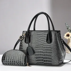 Sac à main chic en similicuir crocodile noir avec pochette assortie et bandoulière