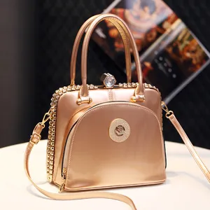 Champagnerfarbene Vintage Abendtasche mit Kristallbesatz und Katzen Emblem