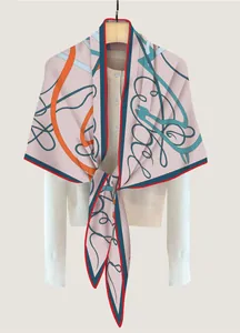 Détail du foulard en soie aux rayures roses et coups de pinceau abstraits bleu tiffany