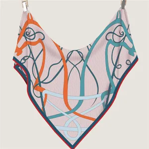 Écharpe triangle rose à rayures à la mode avec imprimé d'art abstrait tête de cheval