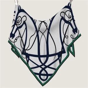 Écharpe triangle tricotée pour femme avec imprimé cheval bleu et bordure verte d'hiver