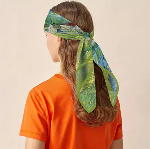 Modisches Seidentuch im Van-Gogh-Stil, getragen als Haarband in Naturfarben für Damen