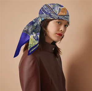 Foulard en soie avec motif peinture de Van Gogh porté sur une veste en cuir marron