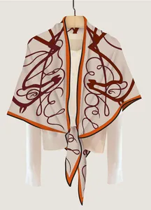 Détail d'un foulard en soie au motif équestre attaché sur une chemise blanche