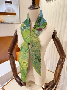 Detail eines grünen Van Gogh Stil Impressionismus Twilly Seidenschals an einem Modell