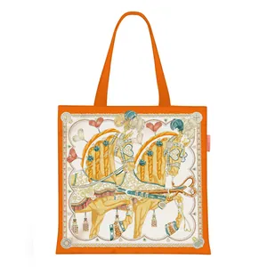 Détail du sac cabas en toile orange avec illustration de cheval de style palais chic