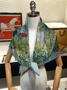 Détail d'un foulard imprimé peinture à l'huile avec bord bleu élégant sur un mannequin