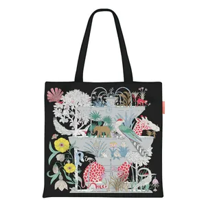 Schwarze Stofftasche mit Elefanten- und Giraffenprint sowie tropischen Blumenmotiven im Detail