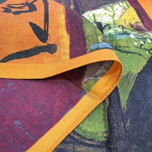 Dettaglio di un foulard in seta artistico Van Gogh con fine cucitura arancione sul bordo