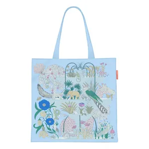 Detailaufnahme der Elefanten- und Giraffen-Illustration auf der hellblauen Canvas-Tasche