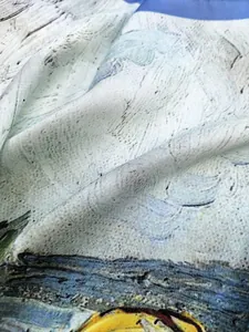 Gros plan du motif de peinture à l'huile Van Gogh sur un foulard en soie artistique