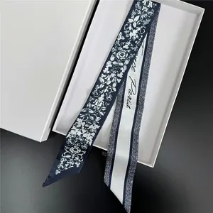 Twilly en soie bleu marine et blanc avec motif floral et texte Paris en boîte cadeau