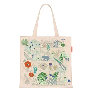 Detail eines künstlerischen Tropenmusters und roten Markenetiketts auf einer Segeltuchtasche