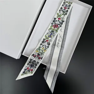 Foulard en soie à imprimé floral avec inscription Paris dans un coffret cadeau