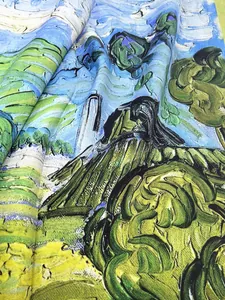Detail eines Twill-Schals mit Van-Gogh-Ölgemälde-Druck in Blau und Gelb und Textur