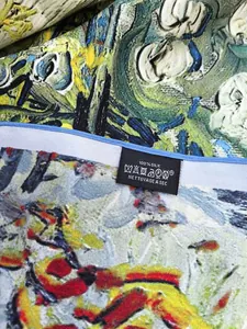 Détail d'un foulard en soie style Van Gogh avec couture fine et imprimé peinture à l'huile