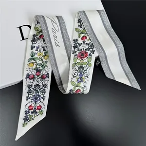 Foulard en soie avec motifs floraux et texte Paris sur fond de luxe chic