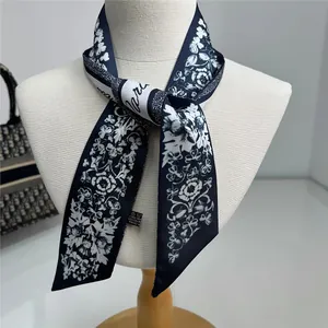 Foulard en soie bleu marine avec imprimé Paris et motifs floraux blancs élégants