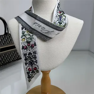 Gros plan du foulard en soie Paris à fleurs vintage noué sur un mannequin élégant